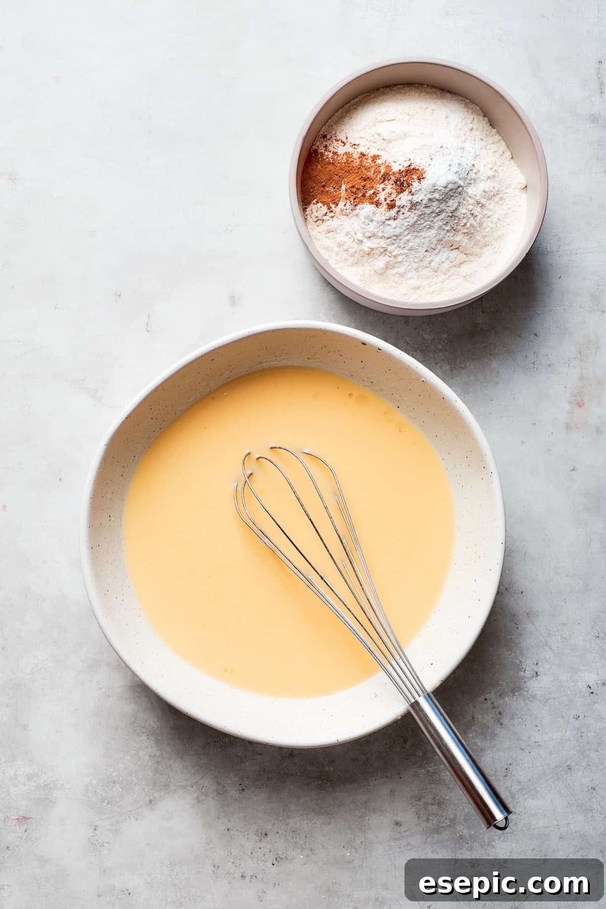 The eggs are whisked in smoothly.